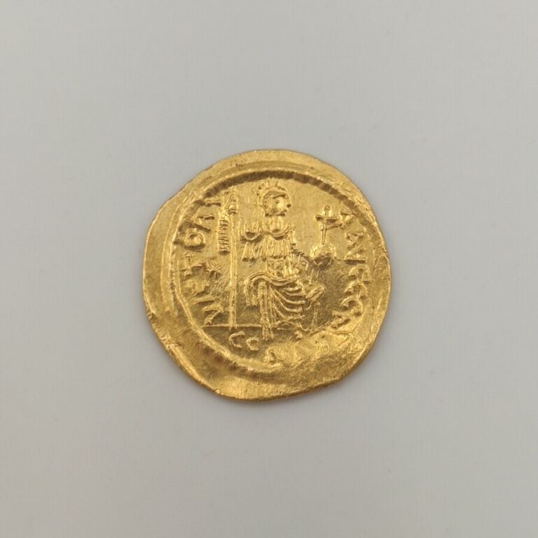 Justin II (565-578). Solidus, c. 565-567, 4e officine de Constantinople. Sear 3…