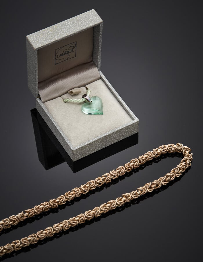 LALIQUE - COLLIER "coeur" en métal retenant une pierre verte, accompagné un cor…