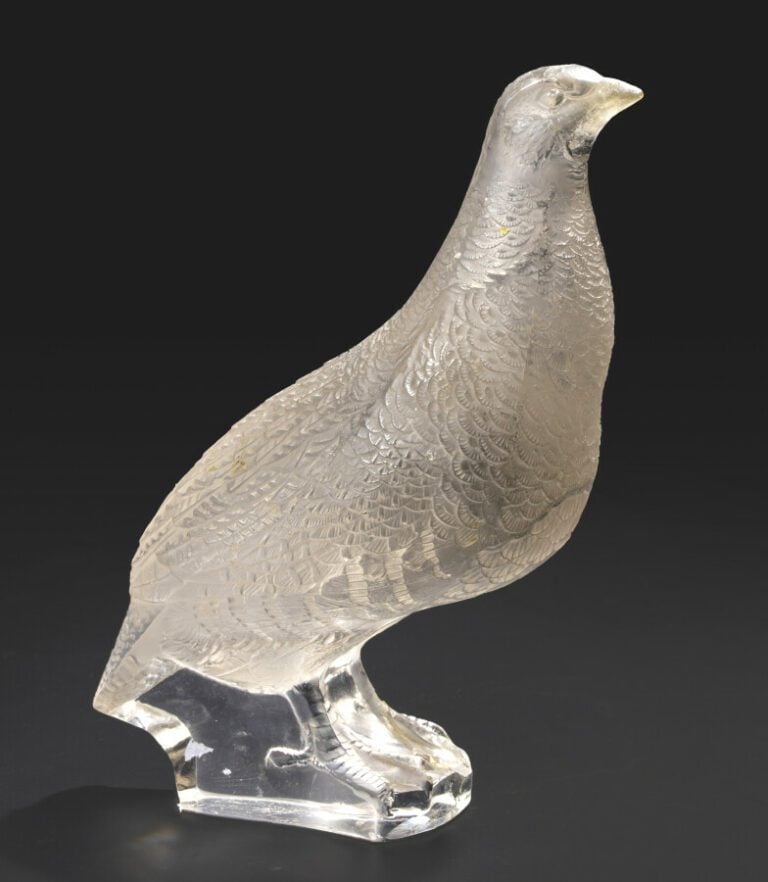 Lalique France. Motif décoratif "Perdrix inquiète" en verre moulé-pressé satiné…