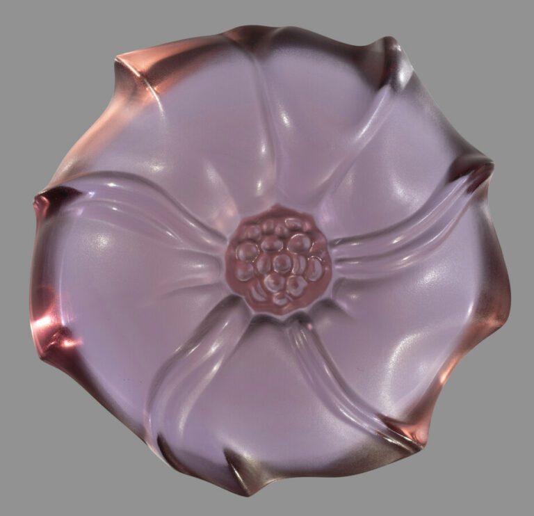 Lalique France.Presse-papiers en verre rose satiné moulé en forme de fleur.Diam…