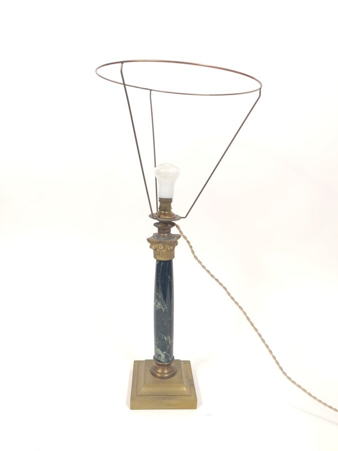 Lampe à piément colonne en marbre veiné vert et chapiteau en bronze doré ; sur…