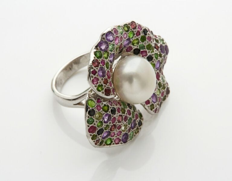 Large BAGUE en argent (925) centrée d'une perle de culture d'eau douce blanche…