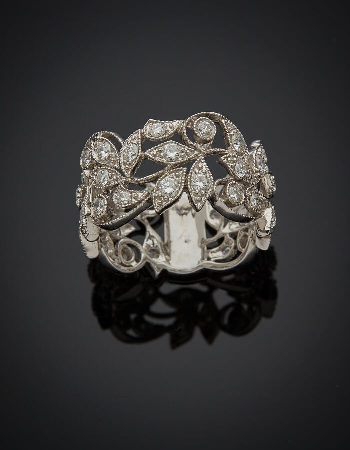Large BAGUE "feuillages" en or gris (750) ajouré, serti de diamants taille bril…