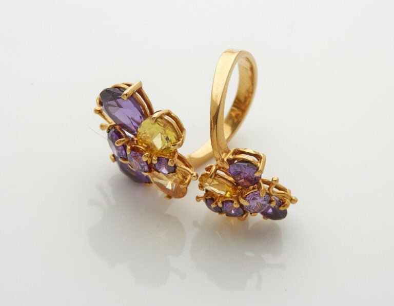 Large BAGUE ouverte "deux papillons" en or jaune (750), serti d'améthystes et c…