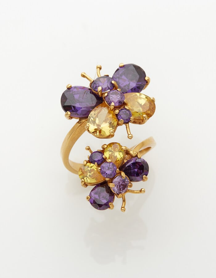 Large BAGUE ouverte "deux papillons" en or jaune (750), serti d'améthystes et c…