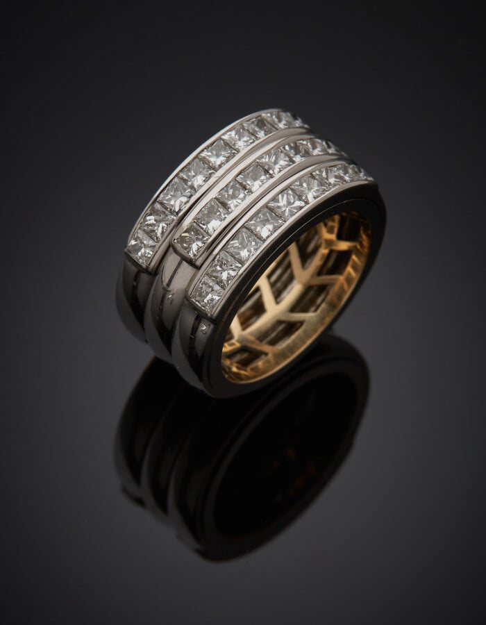 Large BAGUE "trois anneaux pivotants" en or gris (750) partiellement serti d'al…