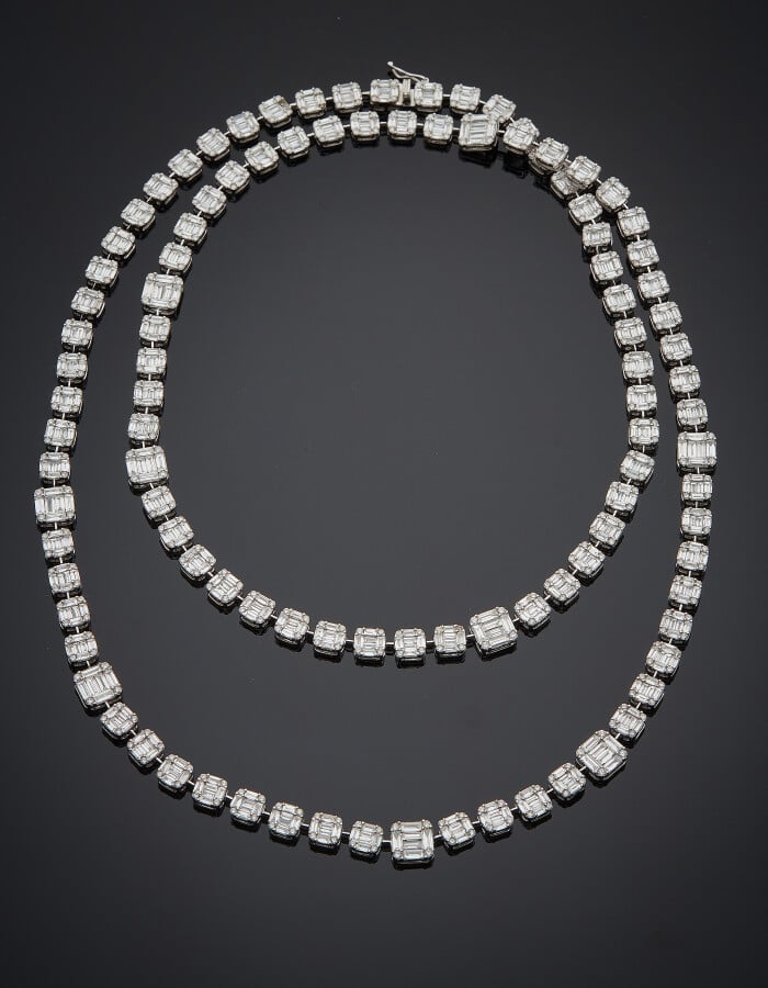Long SAUTOIR en or gris (750) à maillons carrés, chacun serti de quatre diamant…