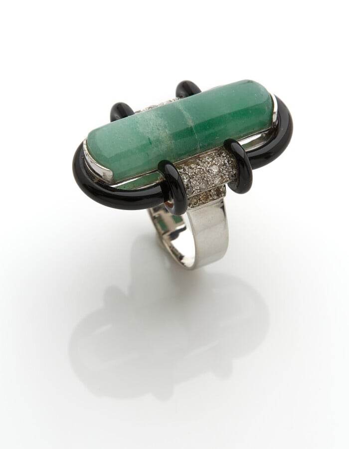 Longue BAGUE de forme oblongue, en or gris (750), centrée d'une plaque de jade,…