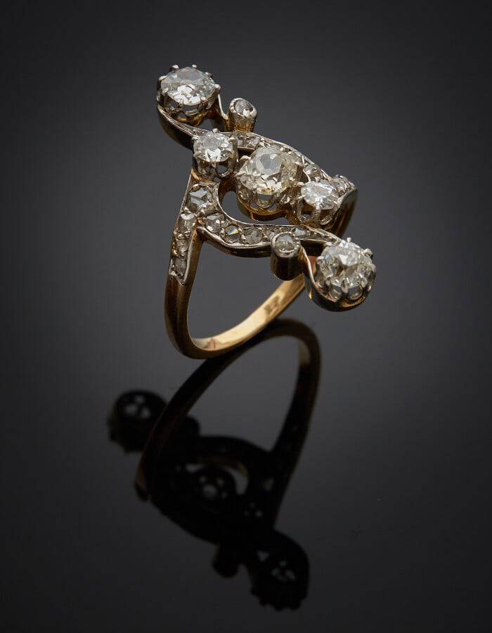 Longue BAGUE "volutes" en platine (min. 800) et or jaune (750) ajouré, serti de…