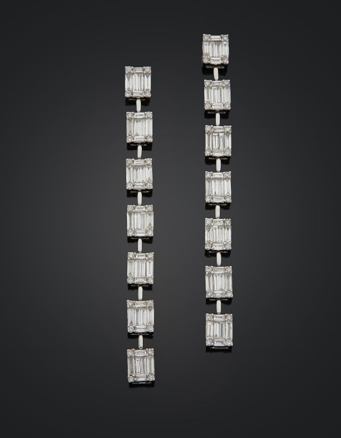 Longue paire de PENDANTS d'OREILLES en or gris (750) articulé, serti de diamant…