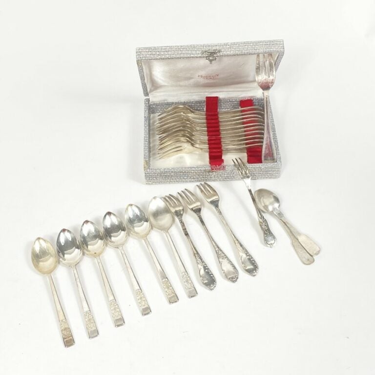 Lot comprenant : - 6 fourchettes et 6 couteaux à dessert en métal argenté - On…