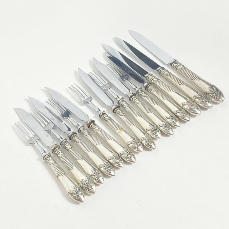 Lot comprenant : - 6 fourchettes et 6 couteaux à dessert en métal argenté - On…