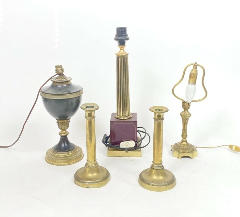 Lot comprenant deux bougeoirs en laiton et trois lampes