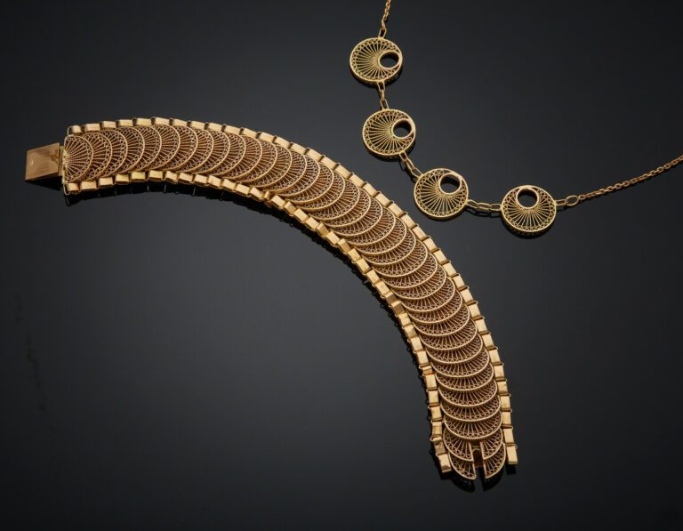 LOT comprenant: - - un COLLIER en or rose (750) filigrané à décors circulaires.…