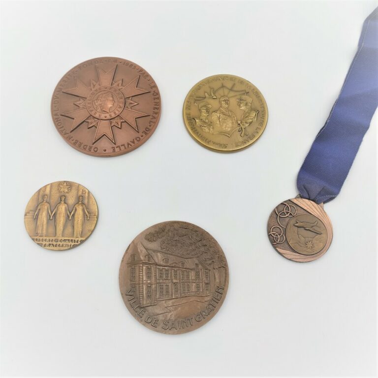 Lot de 2 médailles en bronze attribuée à Jean Courcoux : une de la Grande Loge…