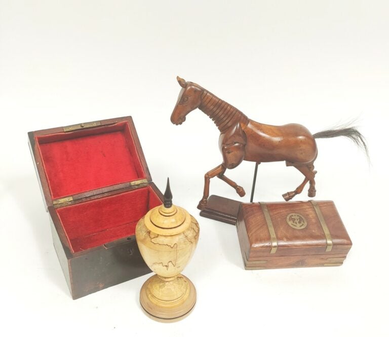 Lot de 3 coffrets en bois, maquette articulée de cheval en bois et vase couvert…