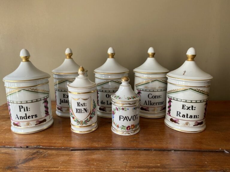 Lot de 7 pots à pharmacie en porcelaine de Limoges à décor émaillé