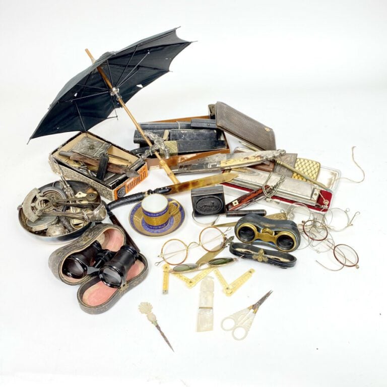 Lot de bibelots divers : lunettes, jumelles, pipes, harmonica, boîtes à timbres…