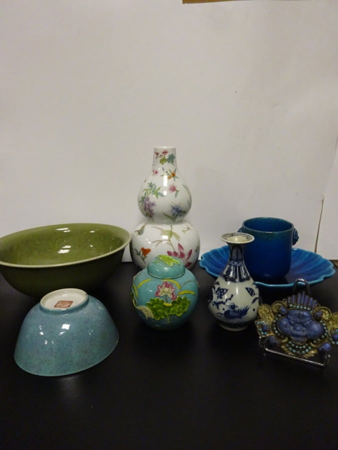 LOT DE CERAMIQUES ASIATIQUES DIVERSES - Comprenant, - bols, tasses, vases, pot…