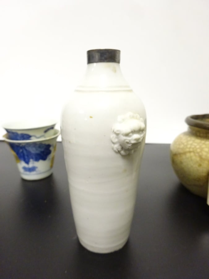 LOT DE CERAMIQUES ASIATIQUES DIVERSES - Comprenant, - bols, tasses, vases, pot…