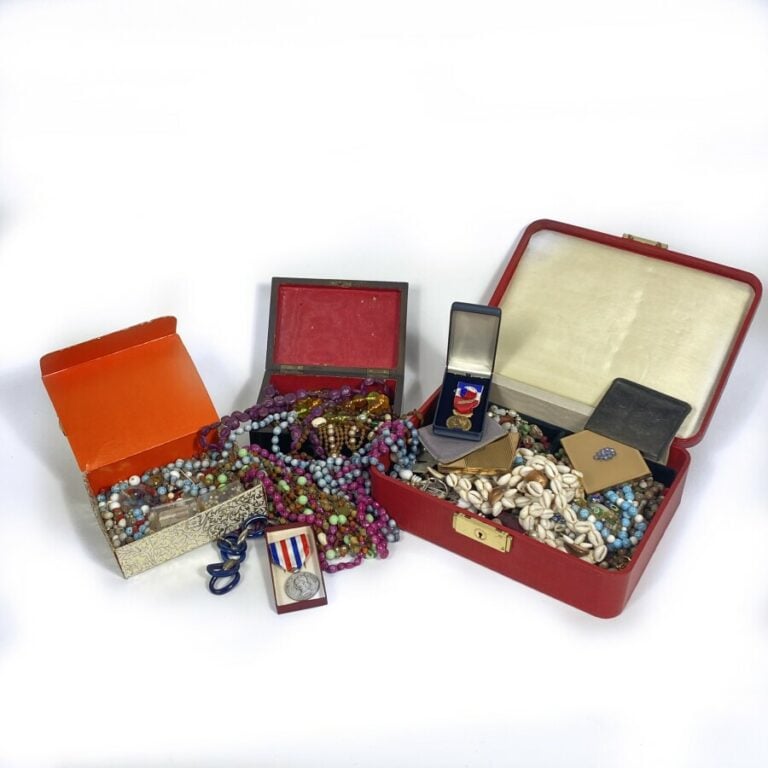 Lot de colliers et bijoux fanataisie, colliers de coquillages, et perles divers…