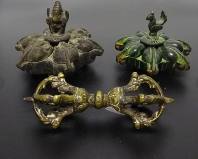 LOT DE DEUX (2) ASTUCIEUSES BOITES A COMPARTIMENTS EN BRONZE - Monde Indianisé…