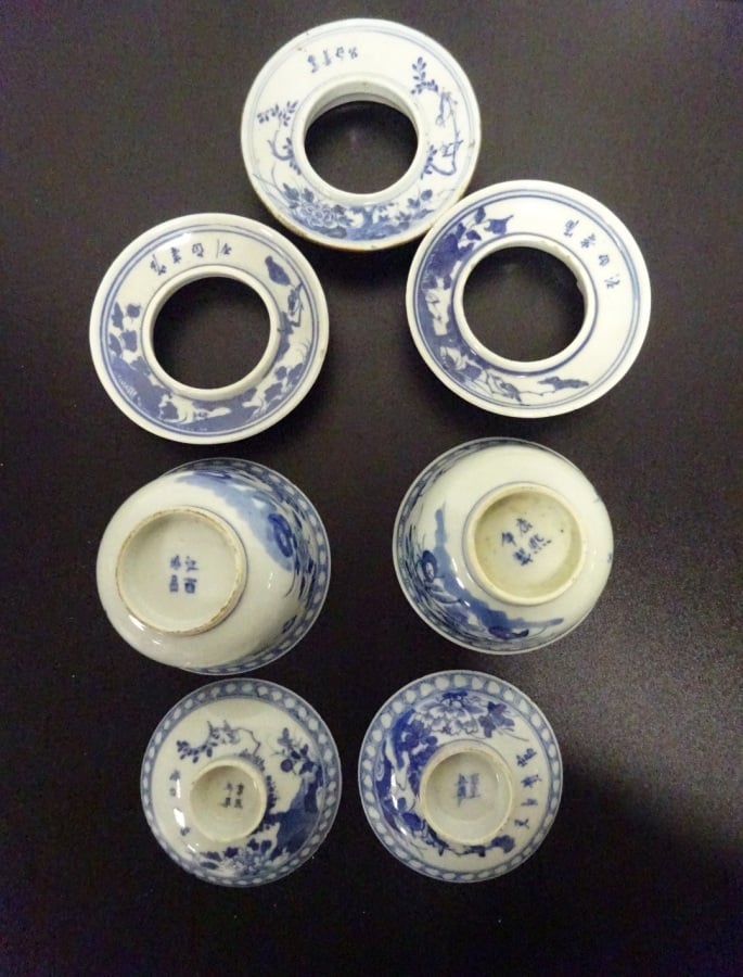 LOT DE DEUX (2) BOLS COUVERTS EN CERAMIQUE BLEU BLANC - Chine, - A décor de pay…