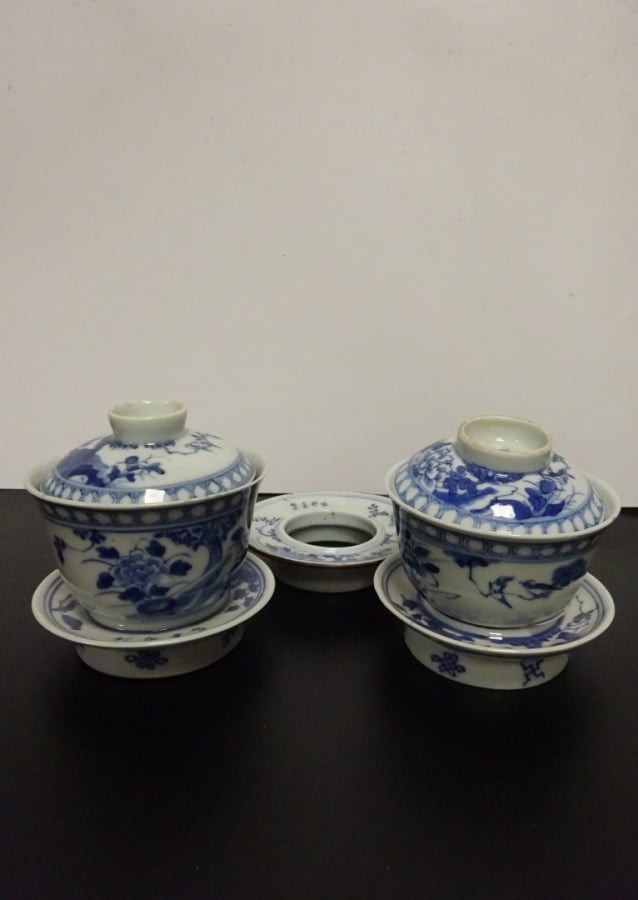 LOT DE DEUX (2) BOLS COUVERTS EN CERAMIQUE BLEU BLANC - Chine, - A décor de pay…
