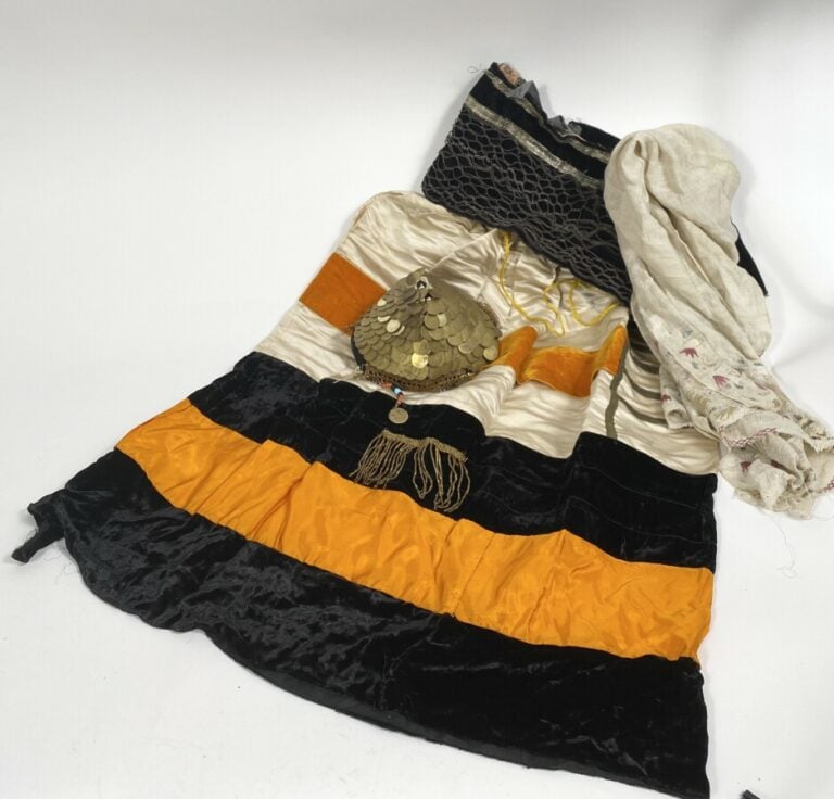 Lot de deux petits costumes d'enfant comprenant : - - Costume fille : Jupe long…