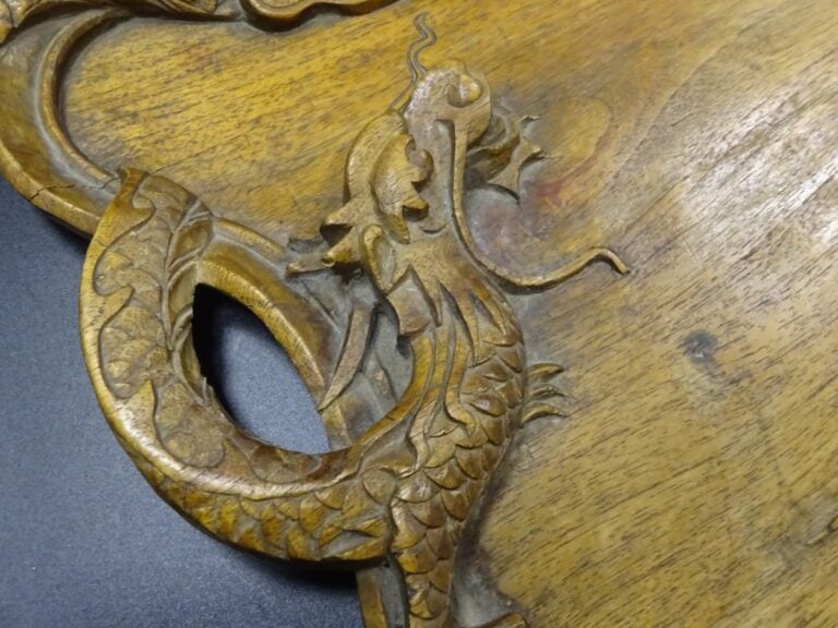 LOT DE DEUX PLATEAUX EN BOIS SCULPTES AUX DRAGONS - Vietnam, - Plateaux ovales,…