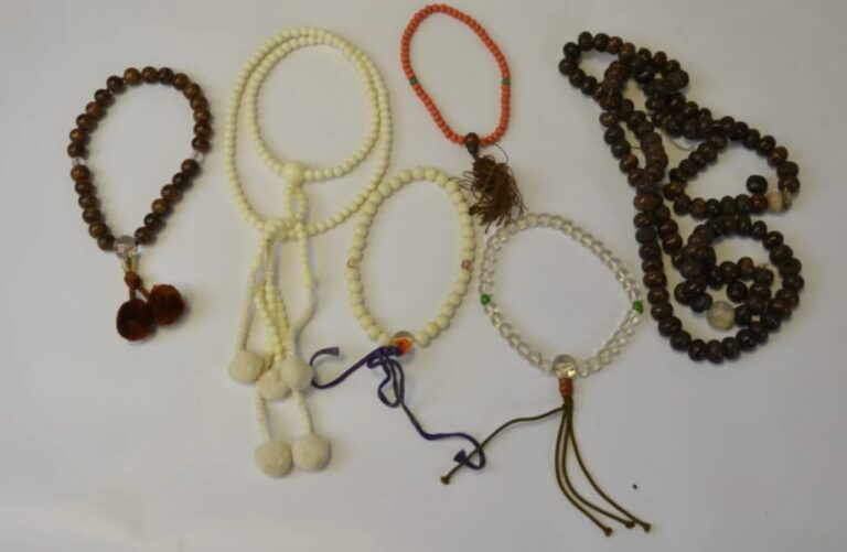 LOT DE DIVERS COLLIERS ET CHAPELETS - Japon - Colliers de perles colorés. - (en…