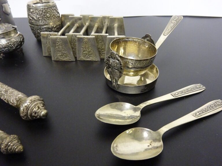 * LOT DE DIVERS OBJETS ET COUVERT EN ARGENT - Sud Est Asiatique, - Comprenant,…
