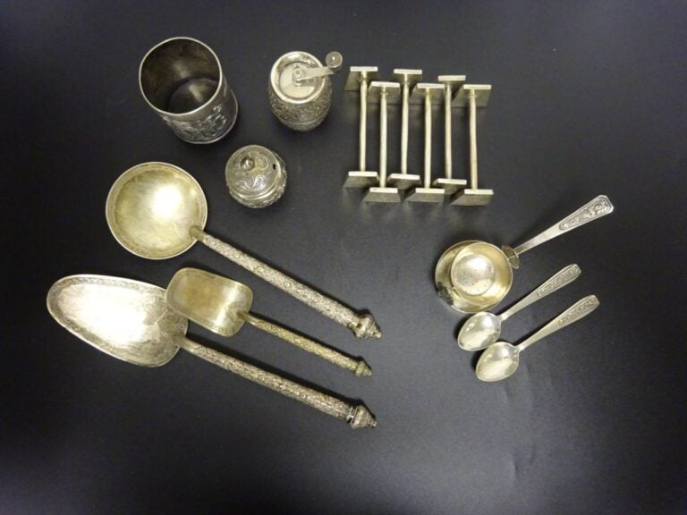 * LOT DE DIVERS OBJETS ET COUVERT EN ARGENT - Sud Est Asiatique, - Comprenant,…