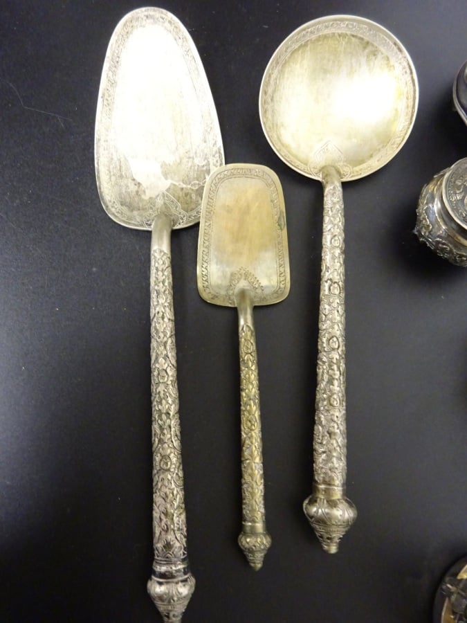 * LOT DE DIVERS OBJETS ET COUVERT EN ARGENT - Sud Est Asiatique, - Comprenant,…