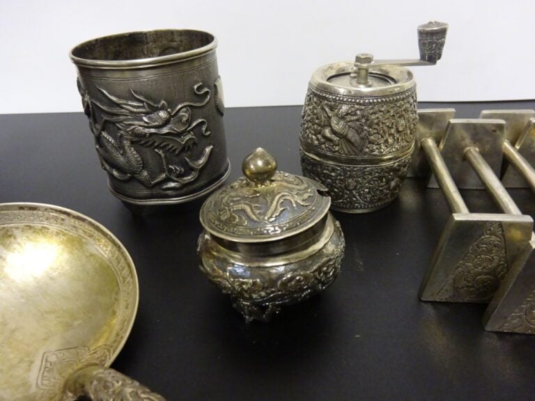 * LOT DE DIVERS OBJETS ET COUVERT EN ARGENT - Sud Est Asiatique, - Comprenant,…