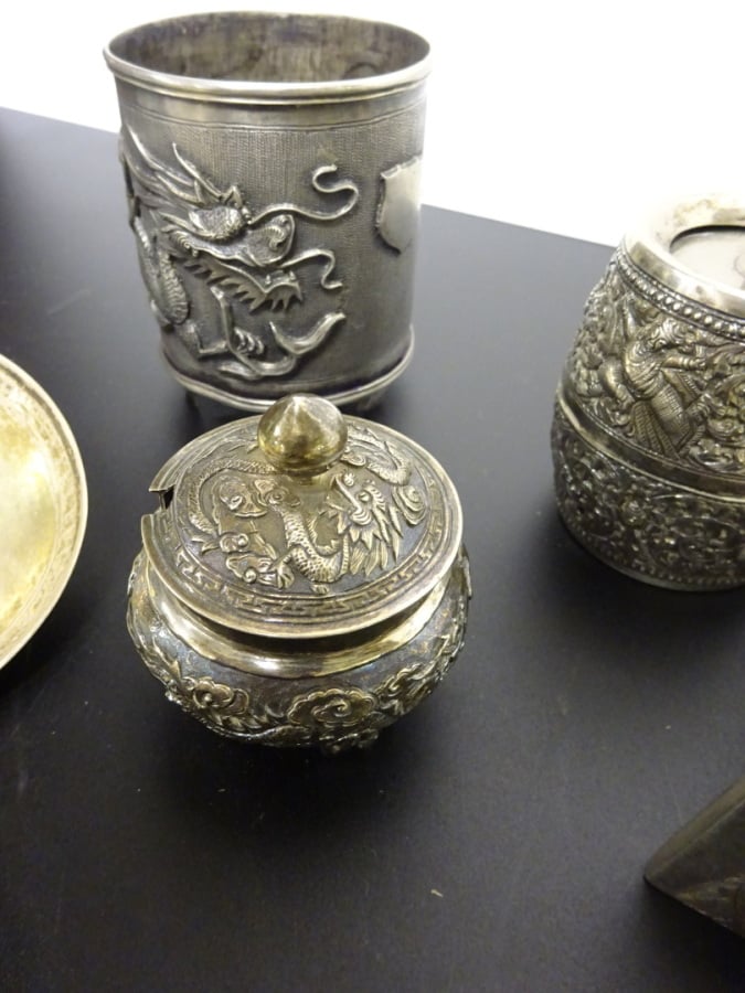 * LOT DE DIVERS OBJETS ET COUVERT EN ARGENT - Sud Est Asiatique, - Comprenant,…
