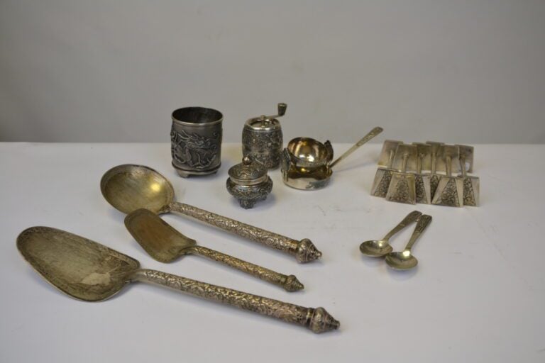* LOT DE DIVERS OBJETS ET COUVERT EN ARGENT - Sud Est Asiatique, - Comprenant,…