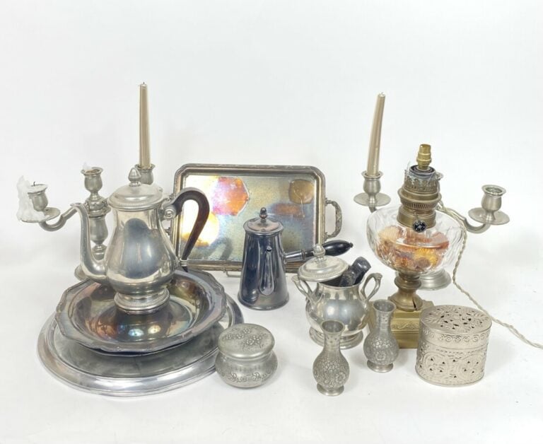Lot de métal argenté comprenant : plats, saucière, timbales, régule « enfant »,…