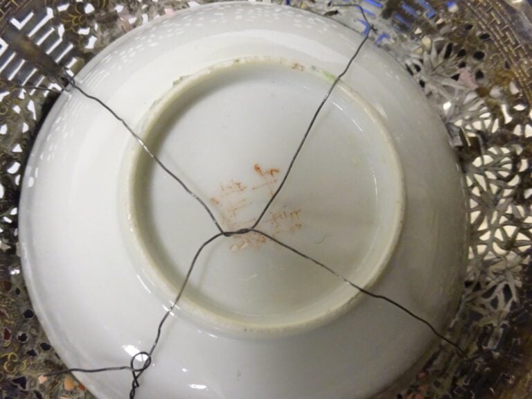 *LOT DE METAL ARGENTE ET ARGENT - Chine, Indochine - Comprenant: - - une tasse…