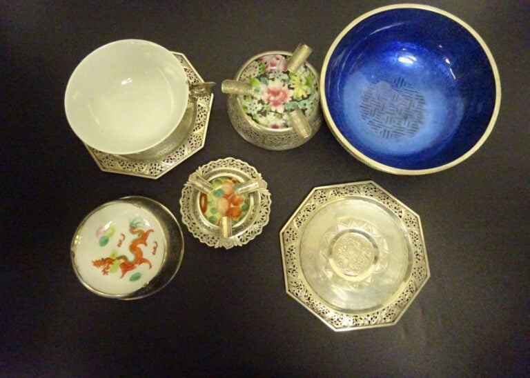 *LOT DE METAL ARGENTE ET ARGENT - Chine, Indochine - Comprenant: - - une tasse…