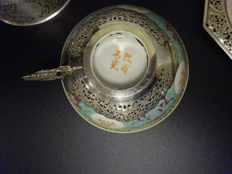 *LOT DE METAL ARGENTE ET ARGENT - Chine, Indochine - Comprenant: - - une tasse…