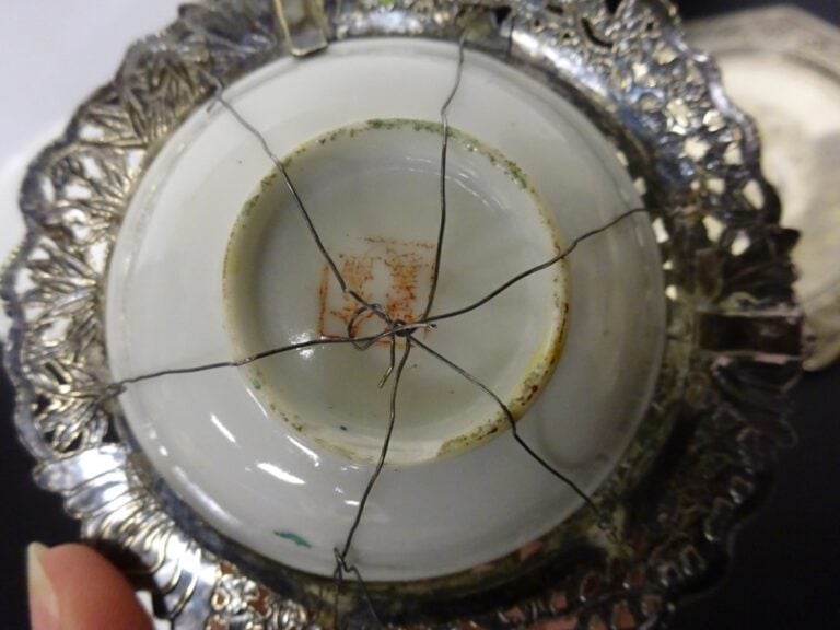 *LOT DE METAL ARGENTE ET ARGENT - Chine, Indochine - Comprenant: - - une tasse…