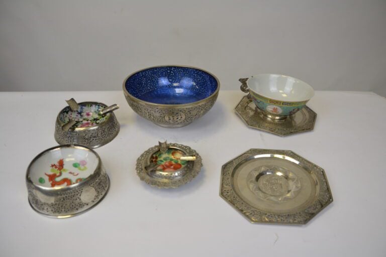 *LOT DE METAL ARGENTE ET ARGENT - Chine, Indochine - Comprenant: - - une tasse…