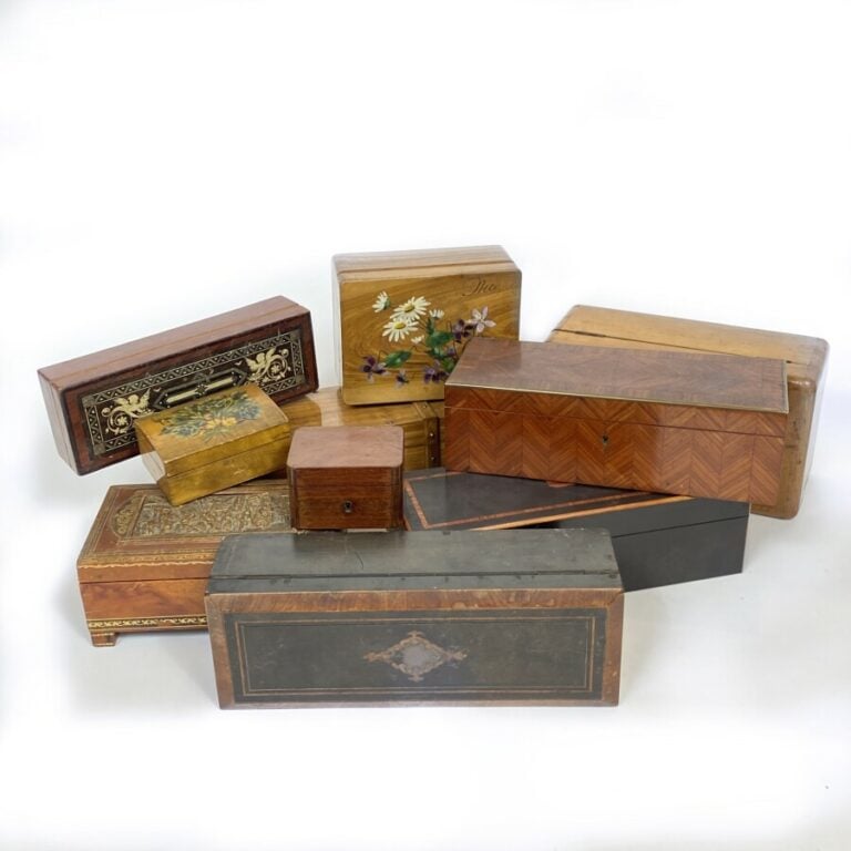 Lot de onze boîtes en bois diverses