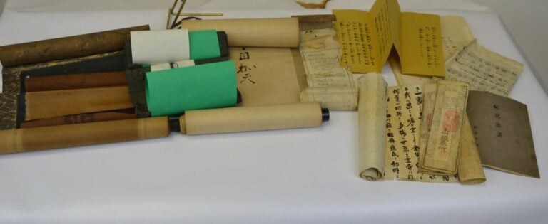 LOT DE PAPIERS ANCIENS ET MODERNES - Japon - Possiblement des écritures de priè…
