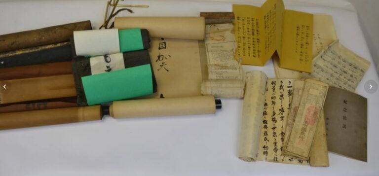 LOT DE PAPIERS ANCIENS ET MODERNES - Japon - Possiblement des écritures de priè…