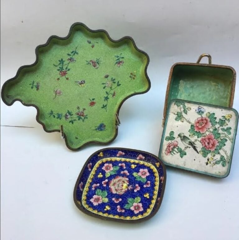 LOT DE TROIS (3) OBJETS EN EMAUX SUR CUIVRE - Chine, 1900 - Comprenant deux pet…