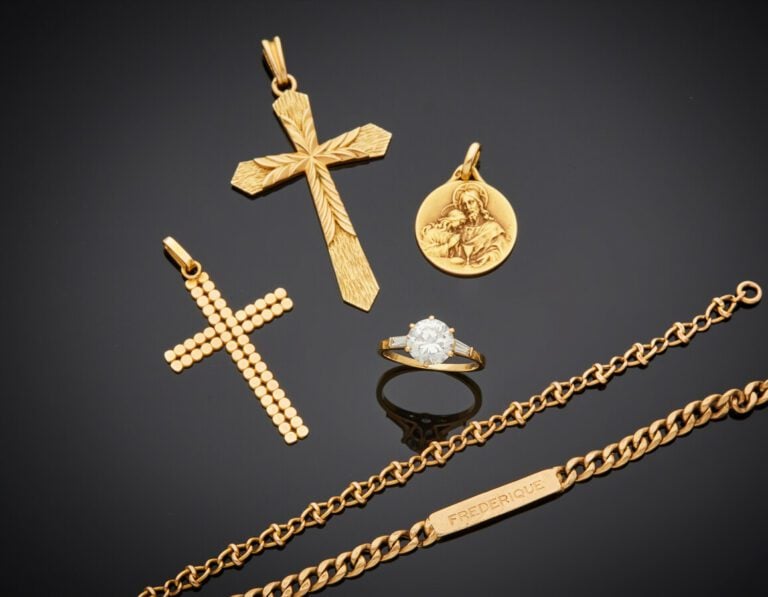 LOT en or jaune (750) comprenant : - - deux PENDENTIFS "croix". Poids : 9,7 g.…