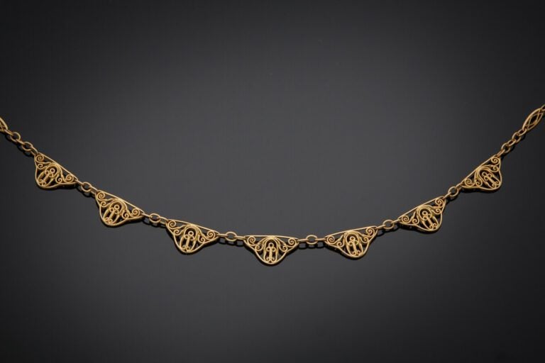 LOT en or jaune (750) comprenant : - - un COLLIER "collerette" à maille filigra…
