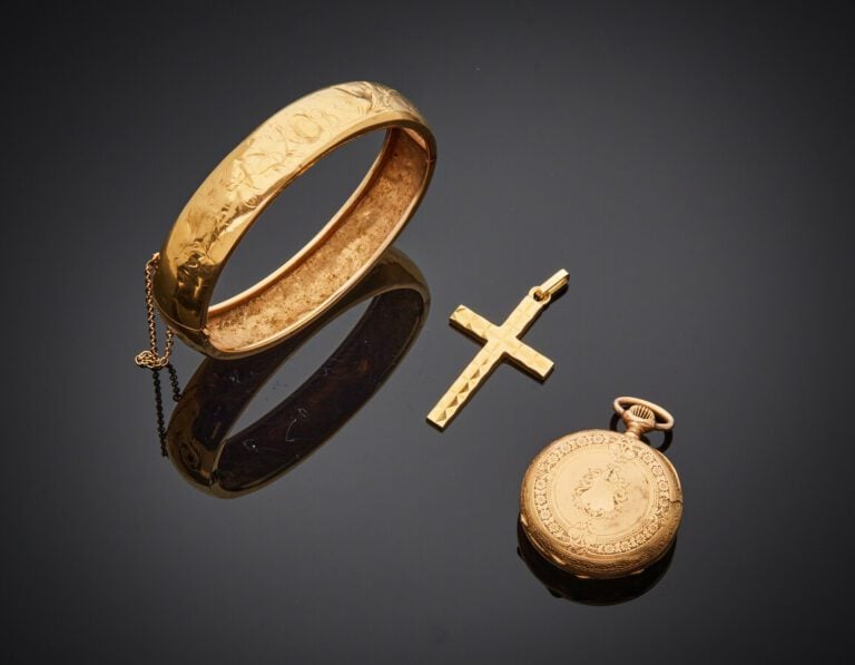 LOT en or jaune (750) comprenant: - - un PENDENTIF "croix" à décors losangiques…